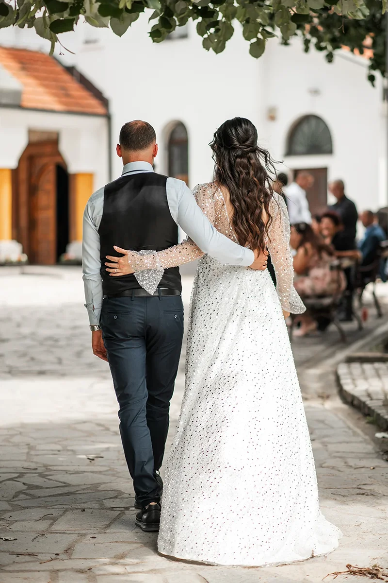 Crkveno venčanje u dvorištu - mladi par