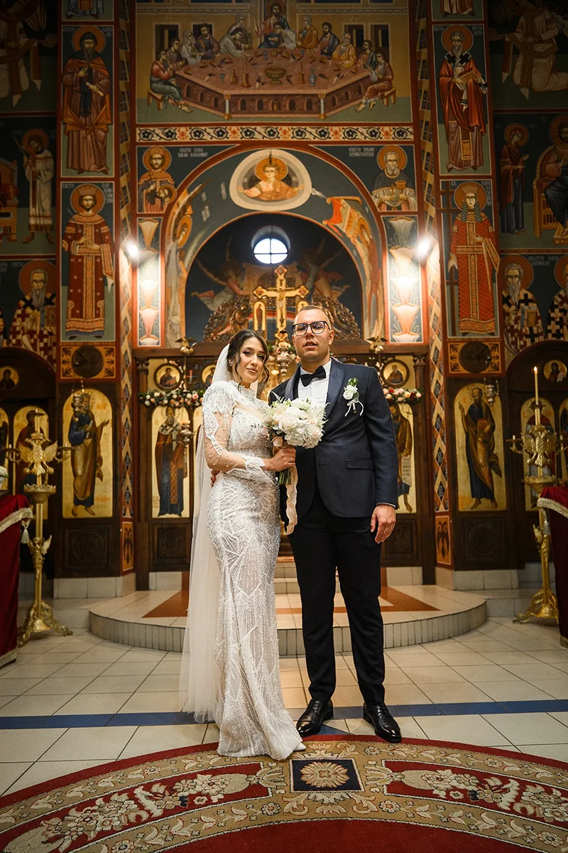 Crkveno venčanje unutra - svečani trenutak