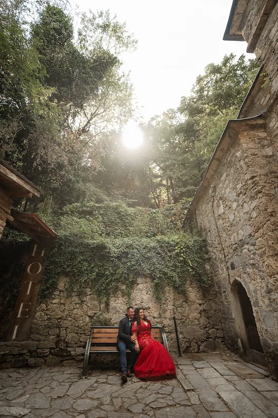 Odmor mladenaca na klupici u kanjonu Matka kod Skoplja – destination wedding