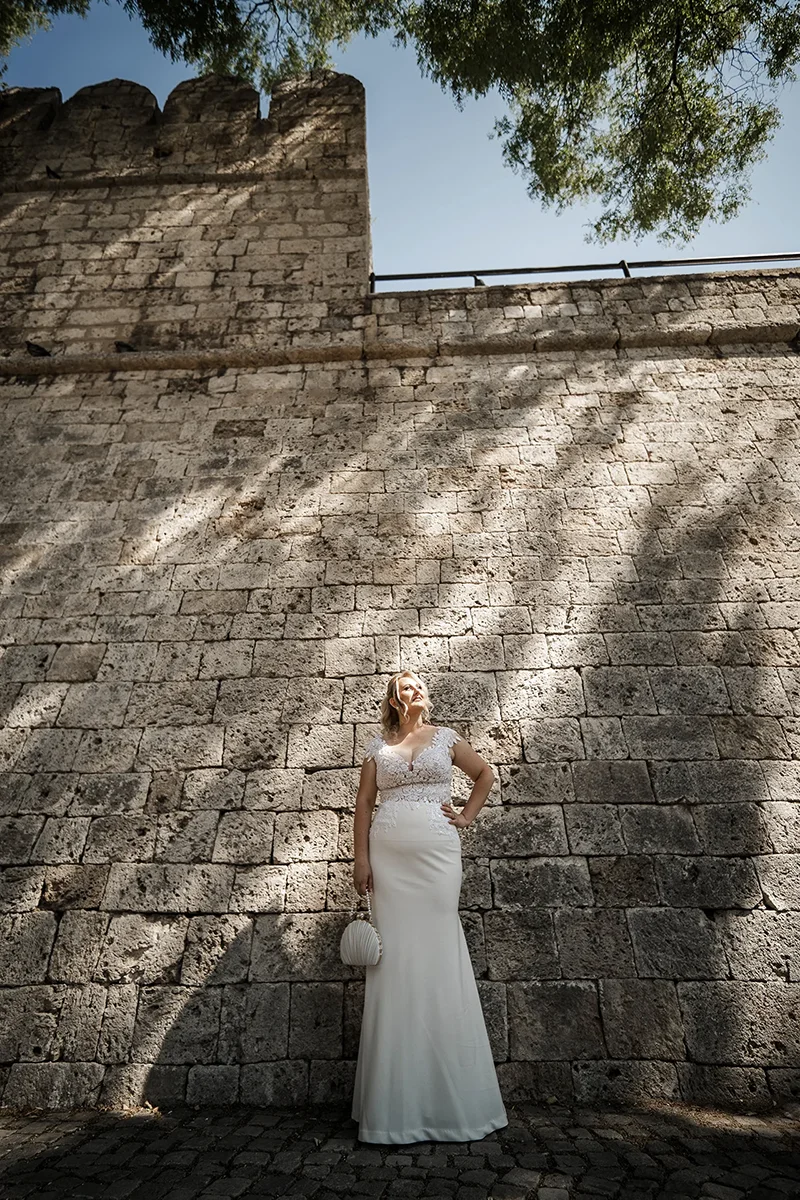 Mlada kod zida niške tvrđave - svadbena fotografija