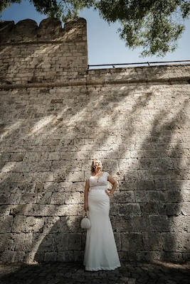 Mlada kod zida niške tvrđave - svadbena fotografija