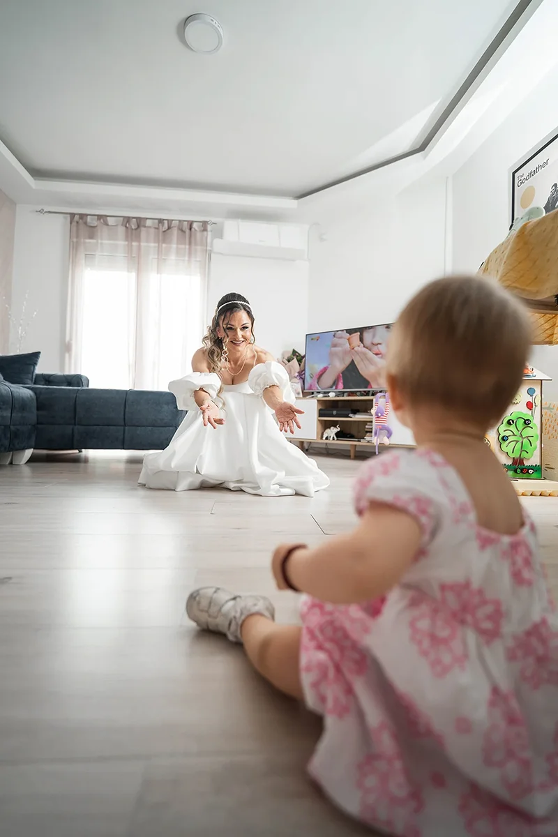 Mlada sa bebom - emotivni porodični portret