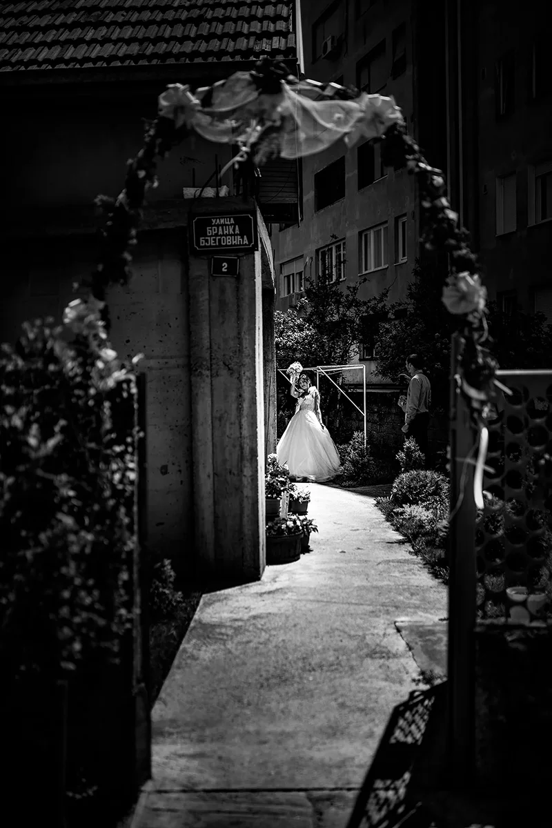 Mlada u dvorištu - portret pre venčanja