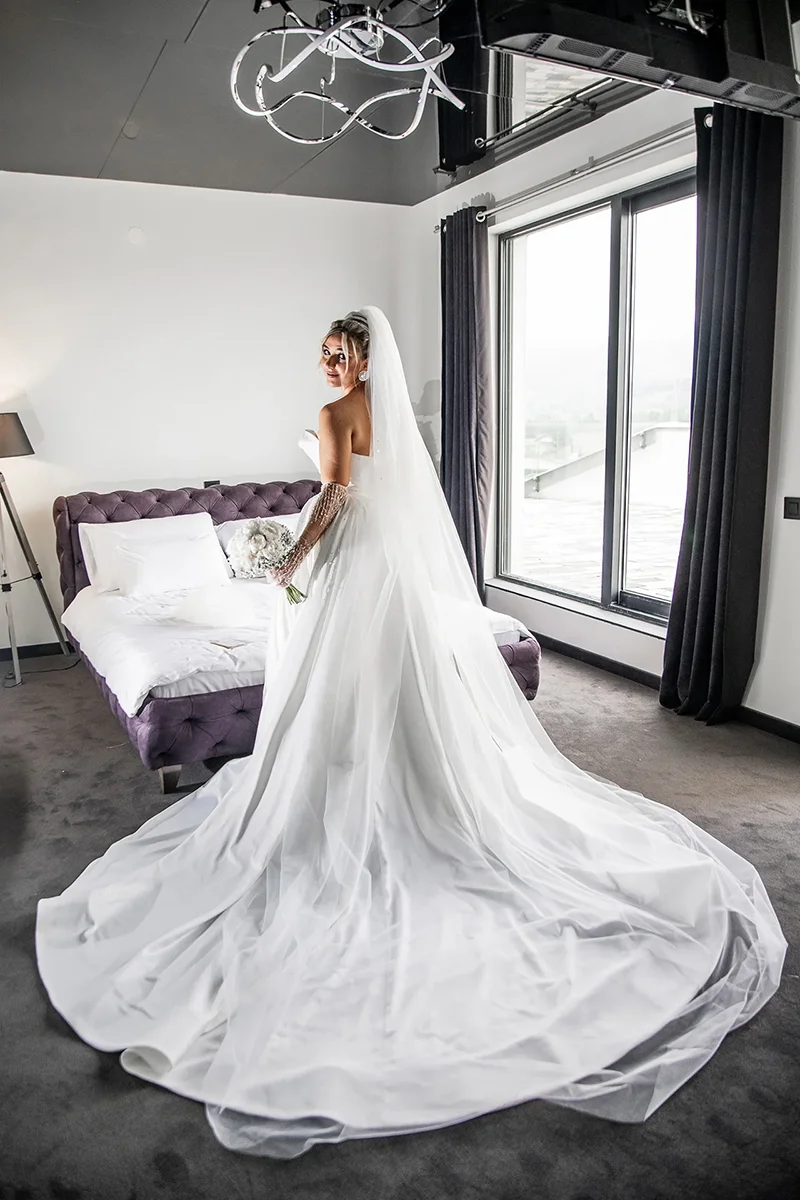 Mlada u sobi za pripremu - Doljevac