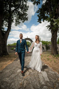 Mladenci u dvorištu crkve - svadbena fotografija Niš