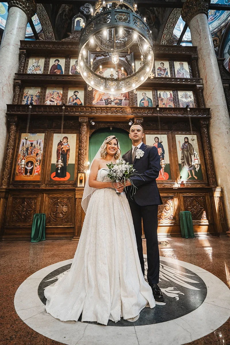 Mladi bračni par ispred saborna crkve u Nišu