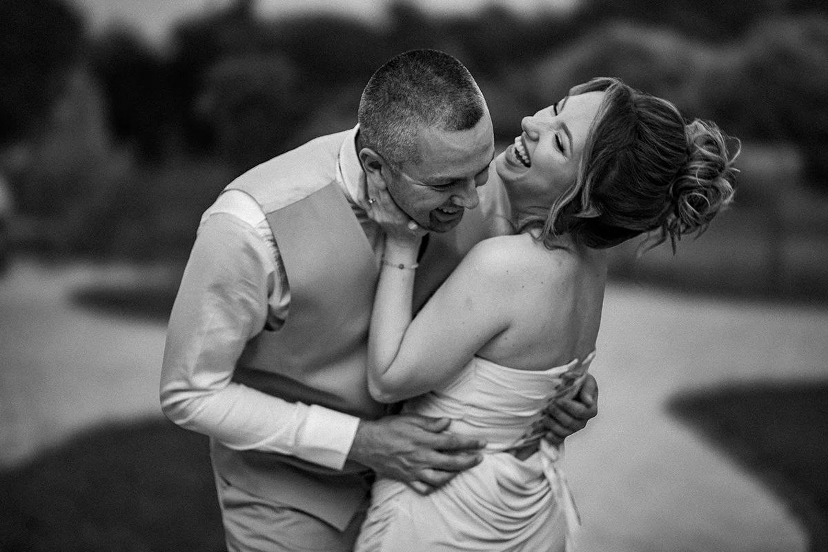 Mladenci u crno-beloj fotografiji – svadbeni fotograf Niš