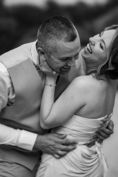 Mladenci u crno-beloj fotografiji – svadbeni fotograf Niš