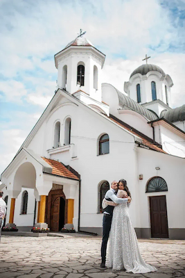 Par ispred crkve na dan venčanja