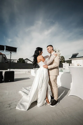 Par kod bazena - letnja svadbena sesija