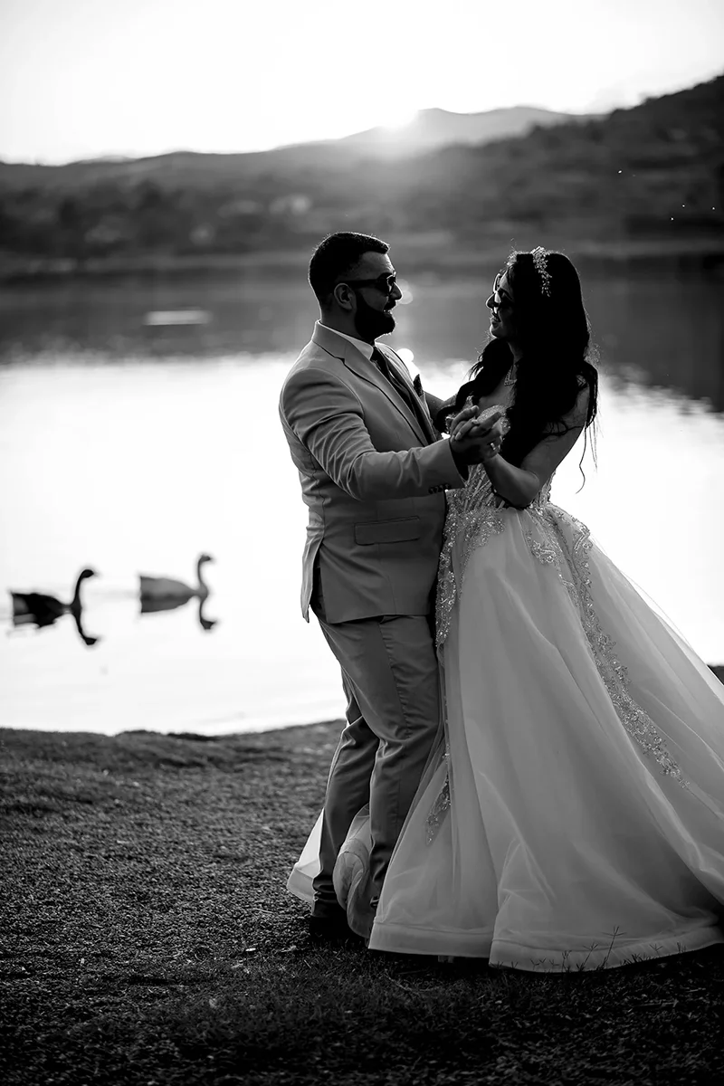 Par kod jezera Oblačina - svadbena fotografija