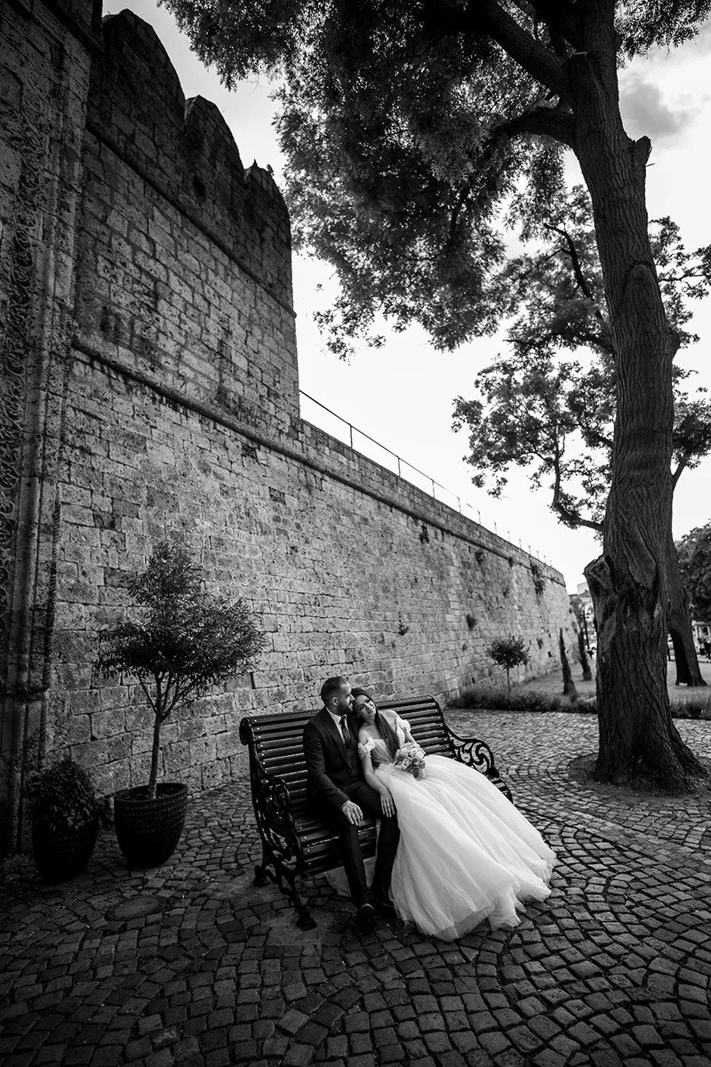 Mladenci sede na klupi - romantična svadbena scena