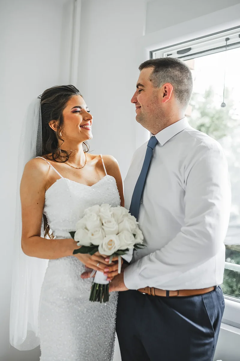 Mladi par na modernoj urbanoj lokaciji