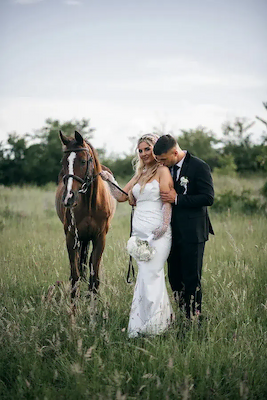 Mladi par na modernoj urbanoj lokaciji