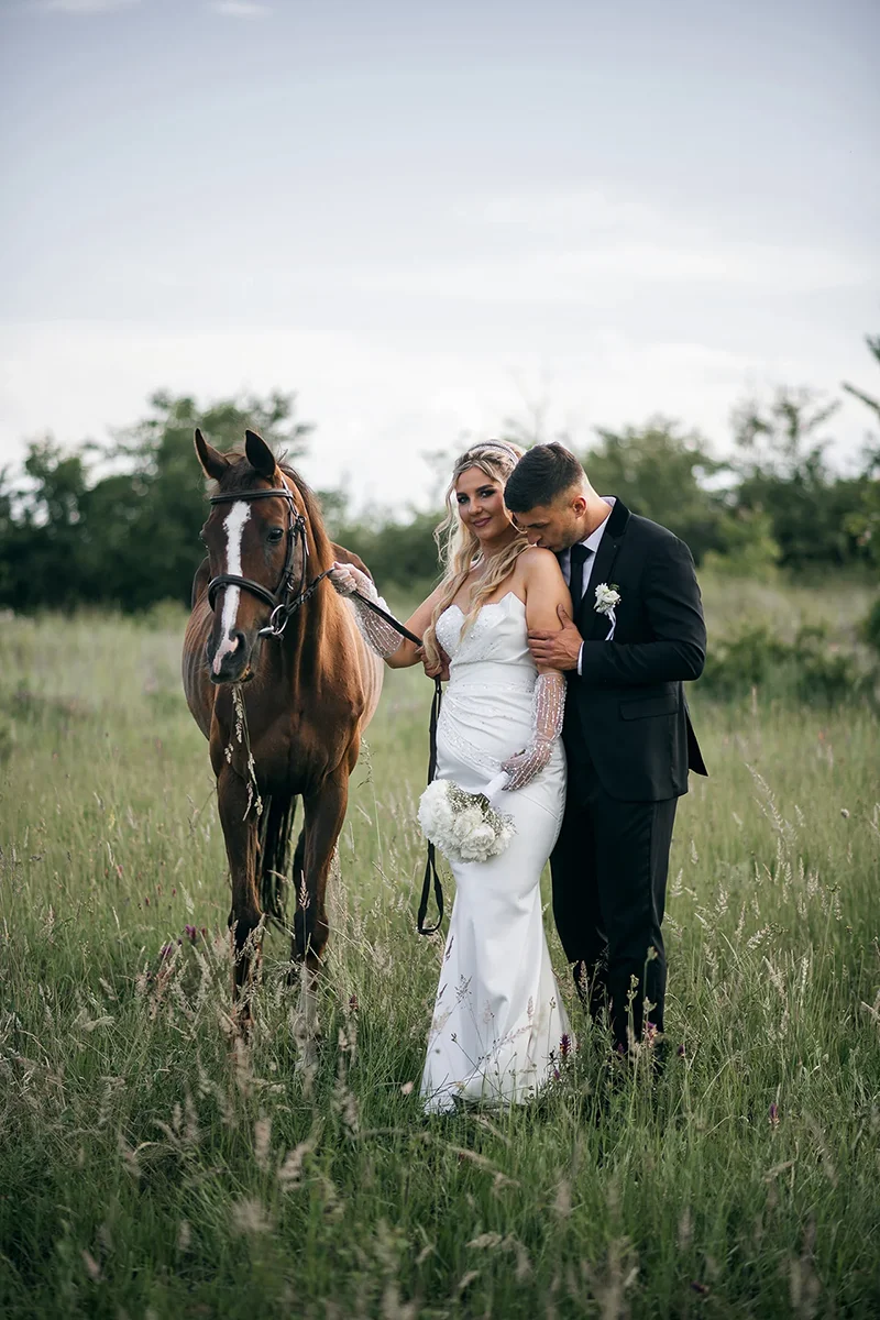 Par sa konjem - nesvakidašnja svadbena scena