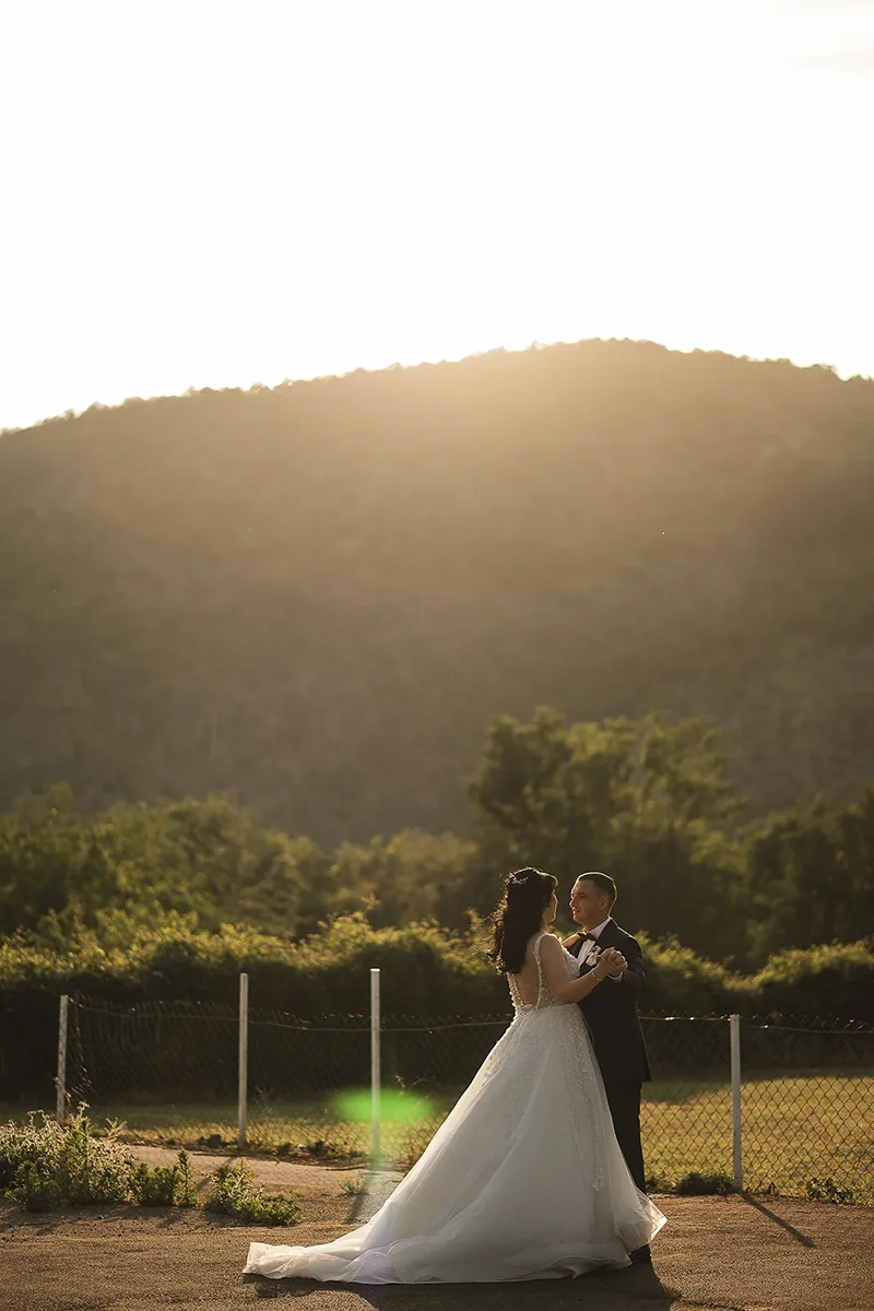 Mladi par kod vodopada Bigar - ljubavna sesija