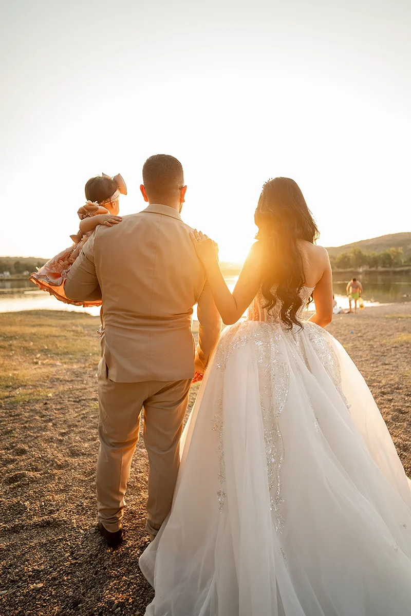 Porodična fotografija na zalasku sunca