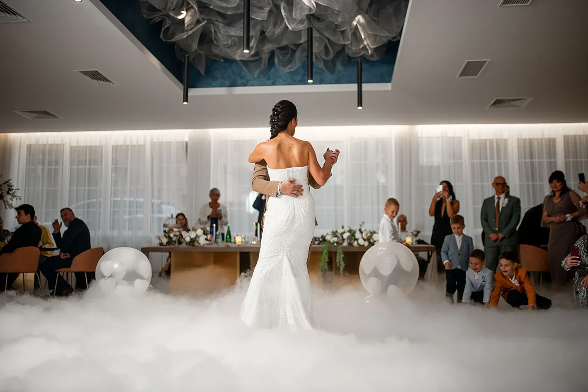 Mladenci plešu u sali sa maglom – fotograf za venčanja Niš