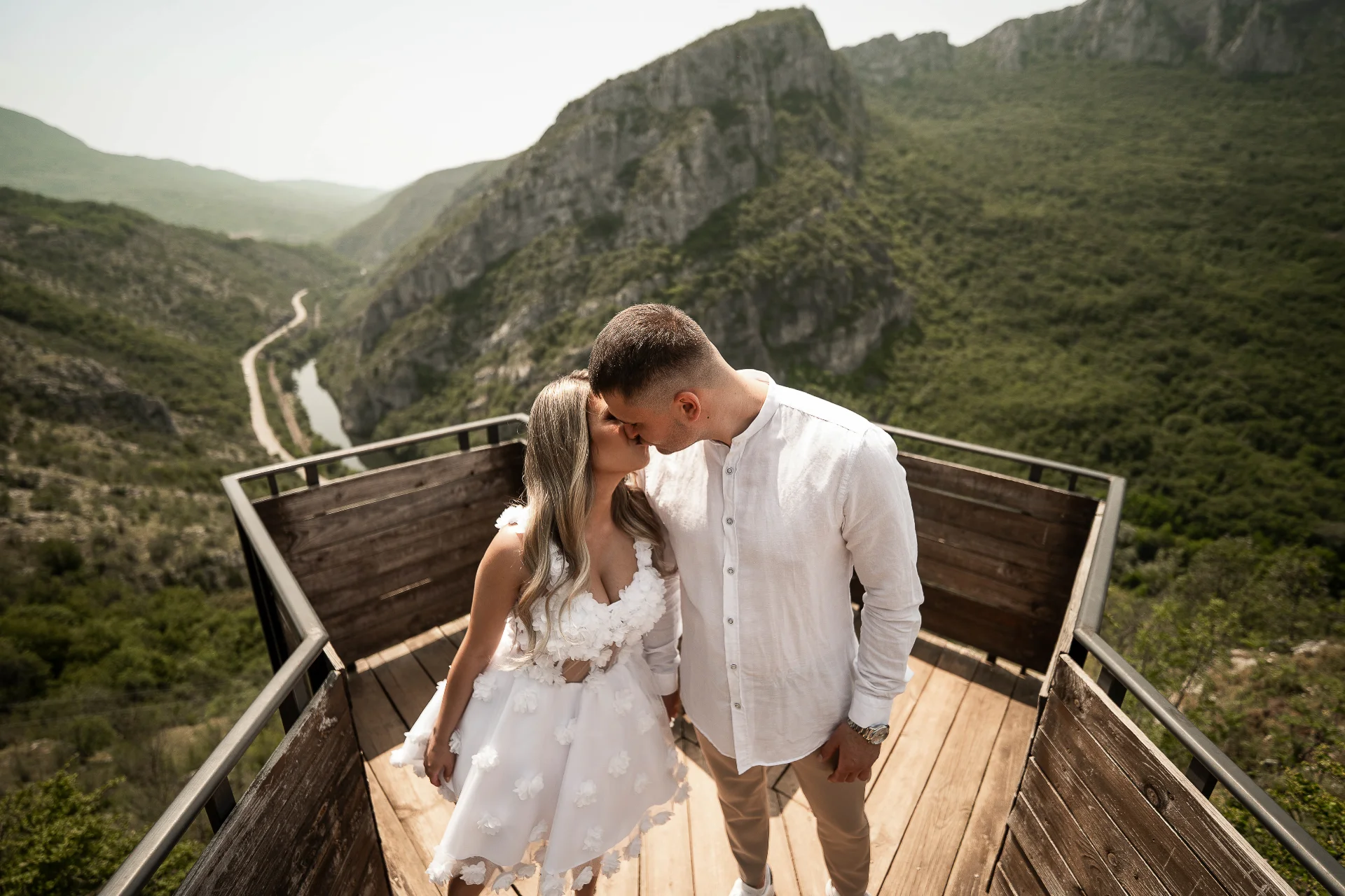 Mladenci tokom fotografisanja u Sićevu kod Niša – fotograf za vencanja Niš