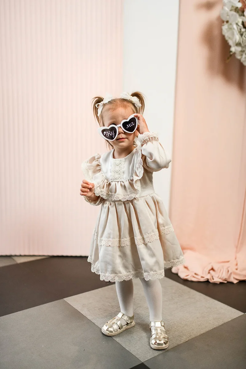 Deveruša pozira na svadbi – svadbeni fotograf Srbija