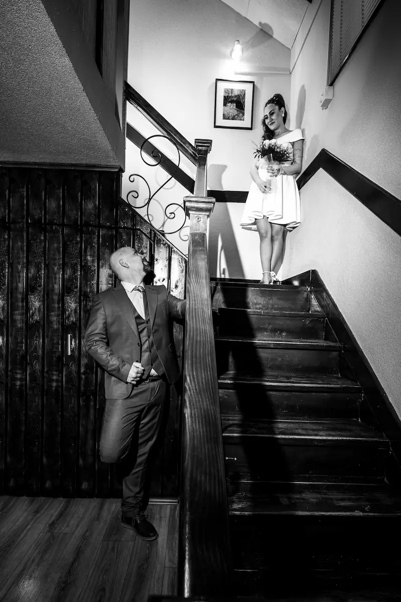 Elegantan portret mladenaca u oldtimer automobilu