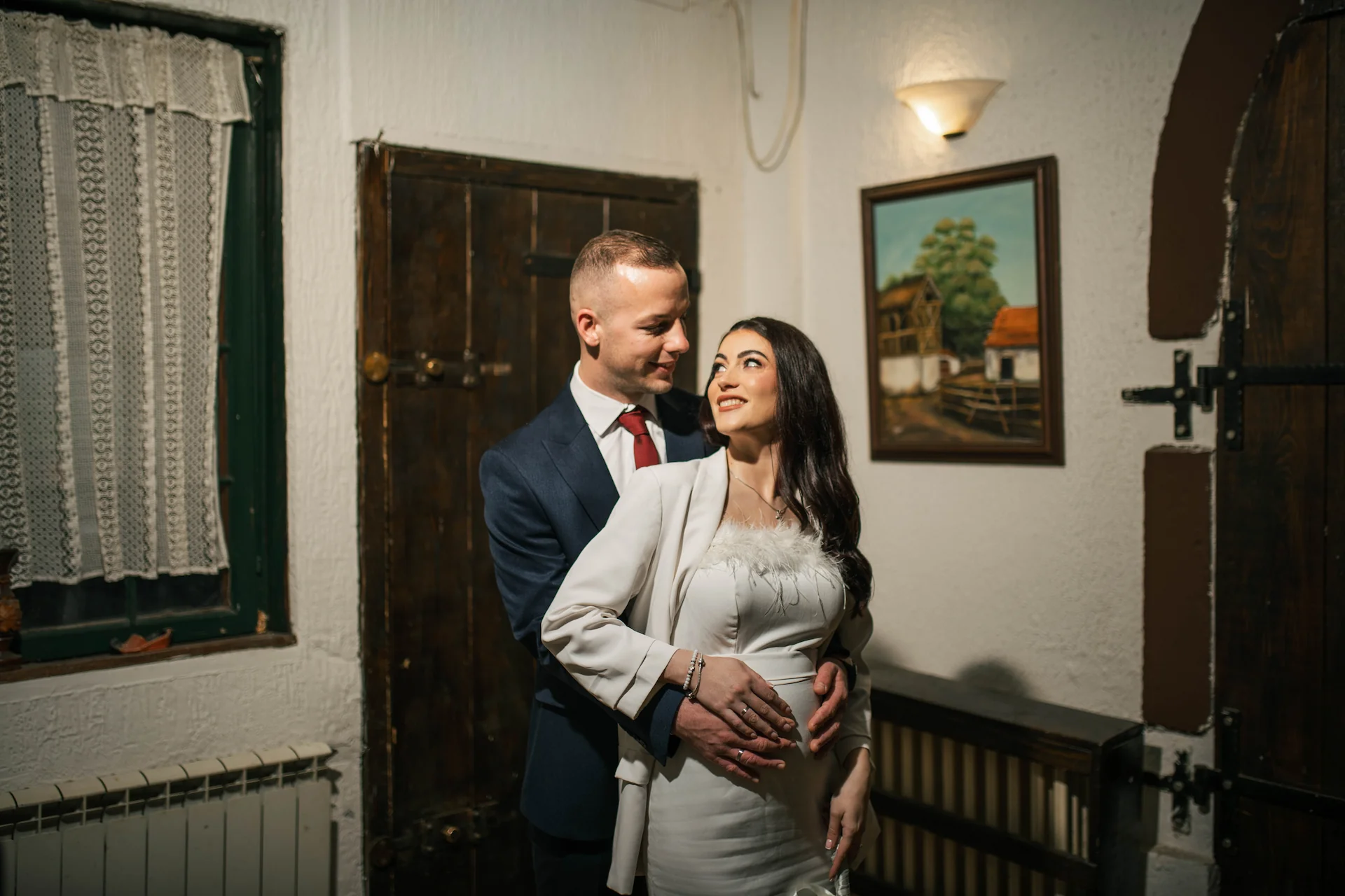 Portret mladenaca na zalasku sunca kod Oblacinskog jezera