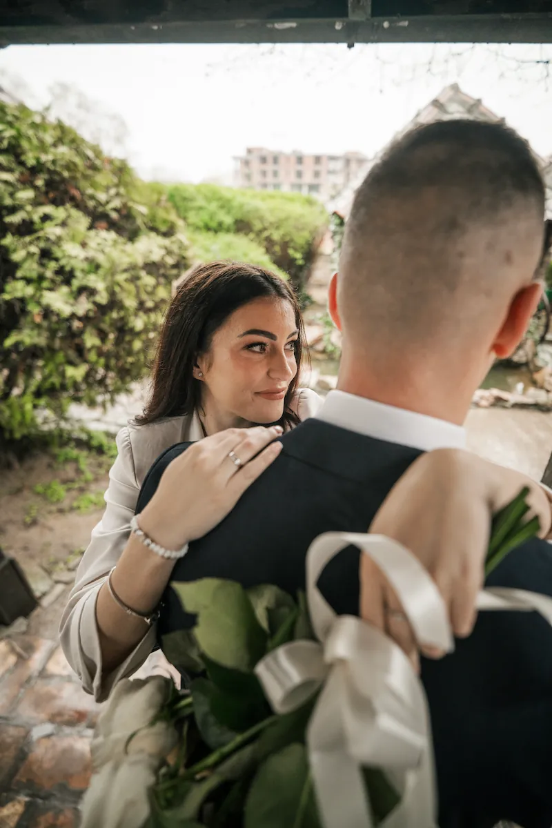 Mladozenja i gosti tokom svadbenog slavlja