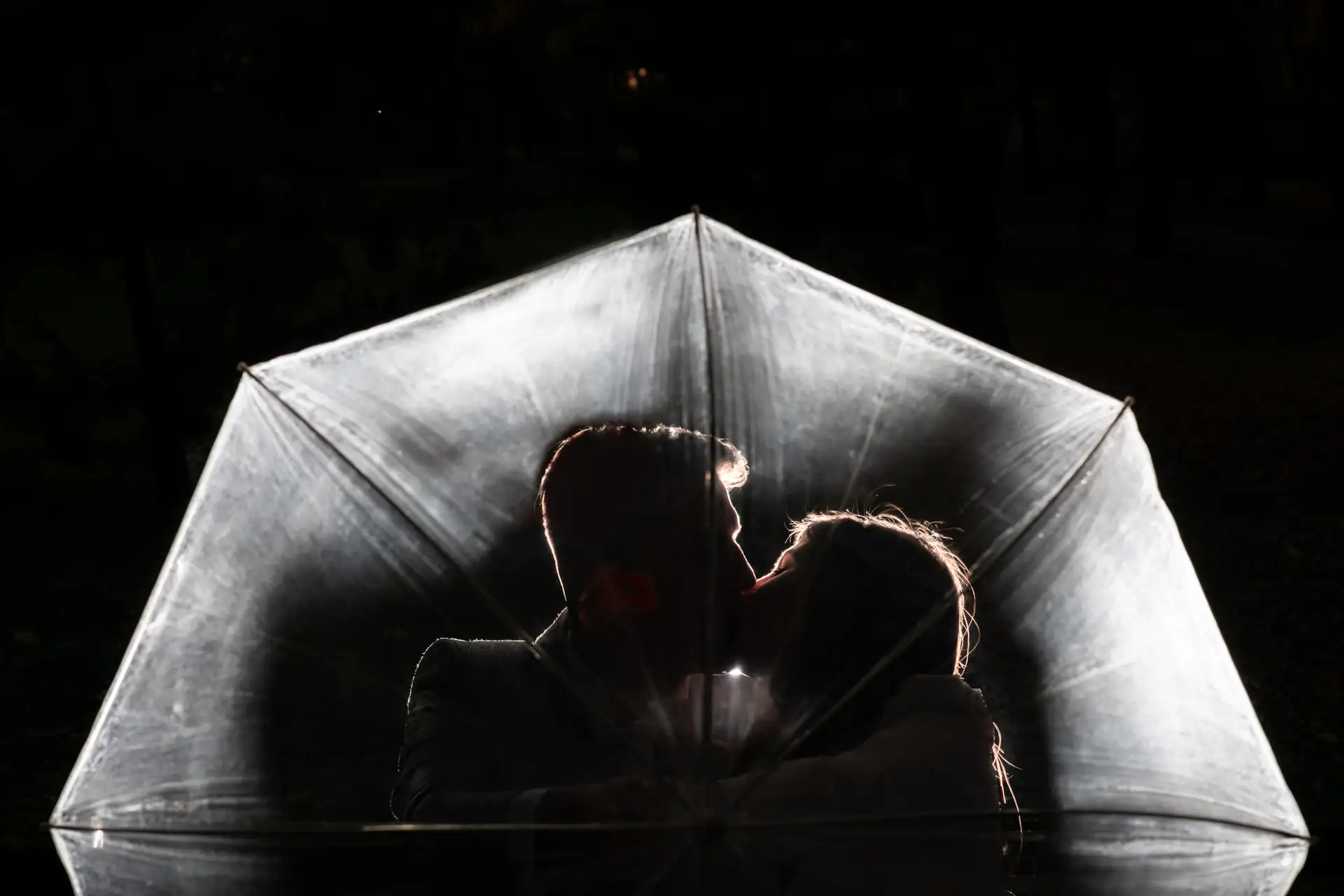 Mladozenja i gosti tokom svadbenog slavlja