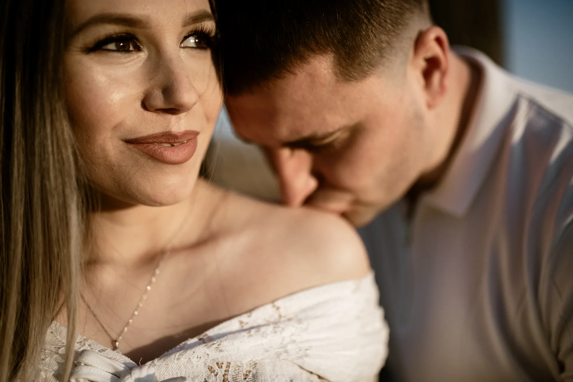 Mladenci tokom setnje gradom u dokumentarnom stilu