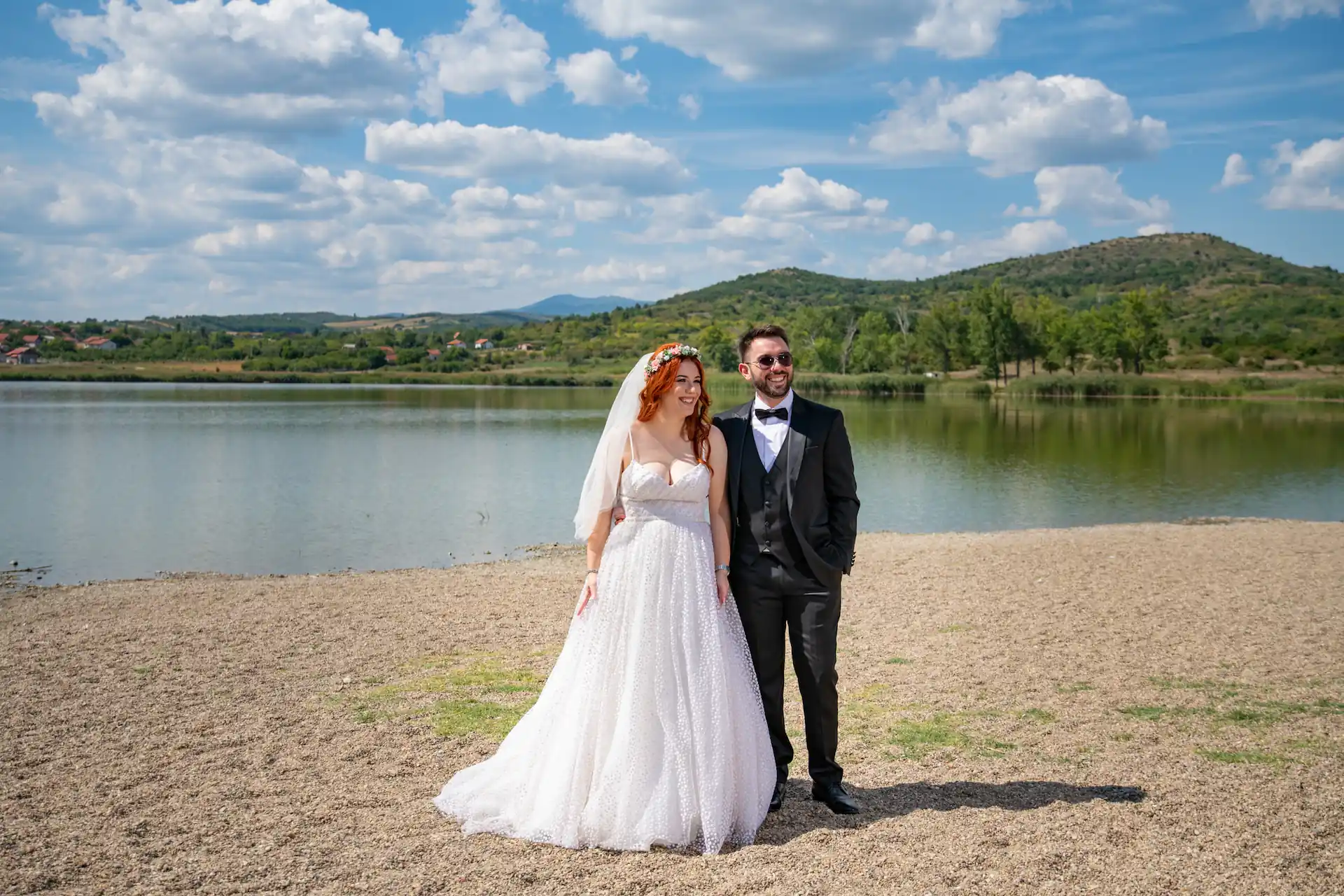 Elegantan portret mladenaca u oldtimer automobilu