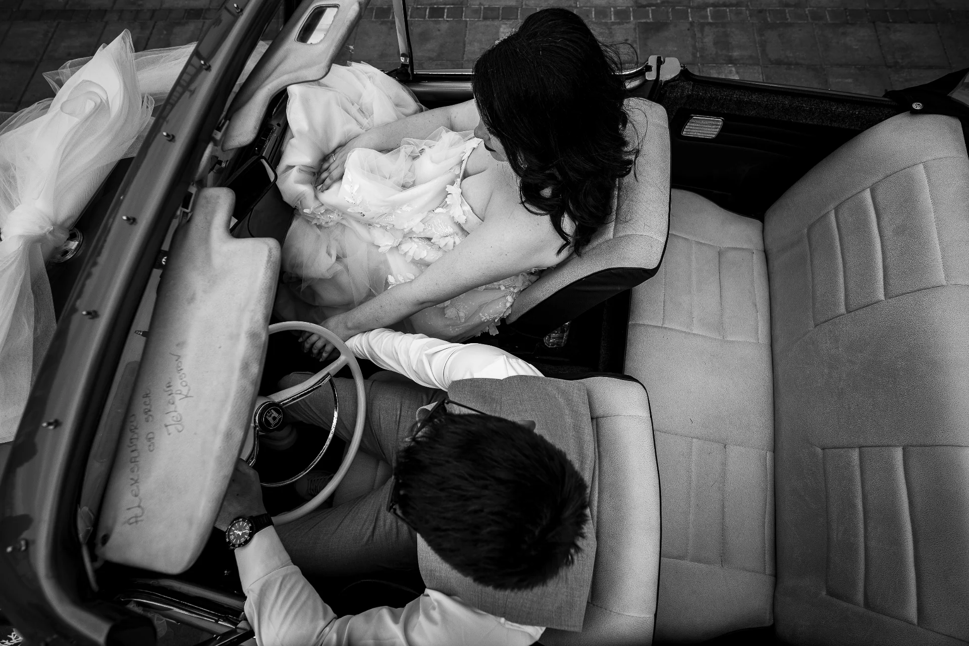 Vintage luxury wedding portrait of young couple in oldtimer car – premium wedding photographer