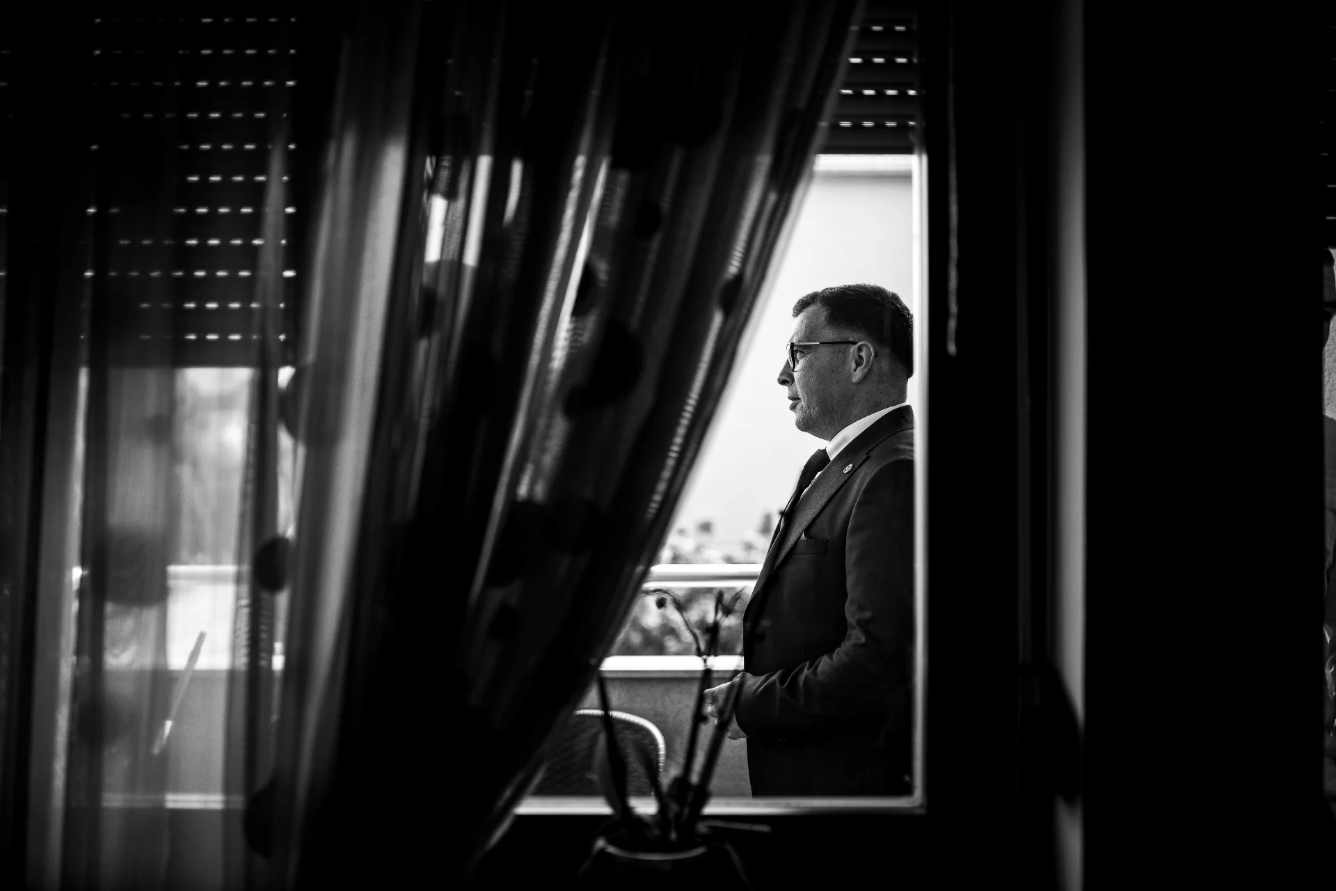 Mladoženja na terasi čeka kuma – svadbeni fotograf Srbija - fotograf Niš